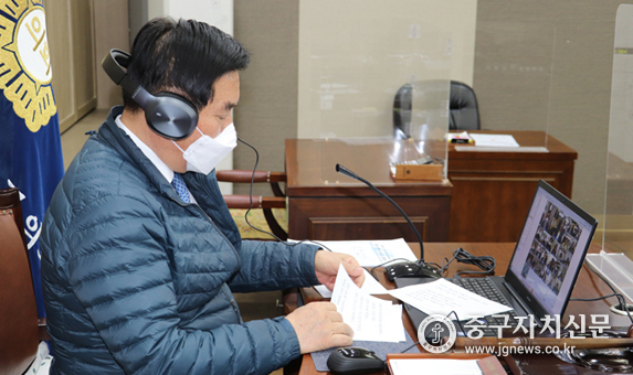 조영훈 서울시자치구의장협의회장이 회의를 주재하고 있다.