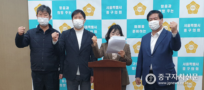 중구의회 국민의 힘 의원들이 민주당 후보 사퇴를 촉구하는 규탄성명서를 발표하고 있다.