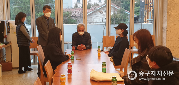 지난 18일 김영백 집사가 수혜 학생들에게 열심히 공부해 달라고 당부하고 있다.