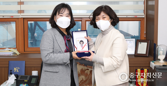 중구의회 이화묵 의원(좌측)이 어린이집 연합회장으로 부터 공로패를 받고 있다.