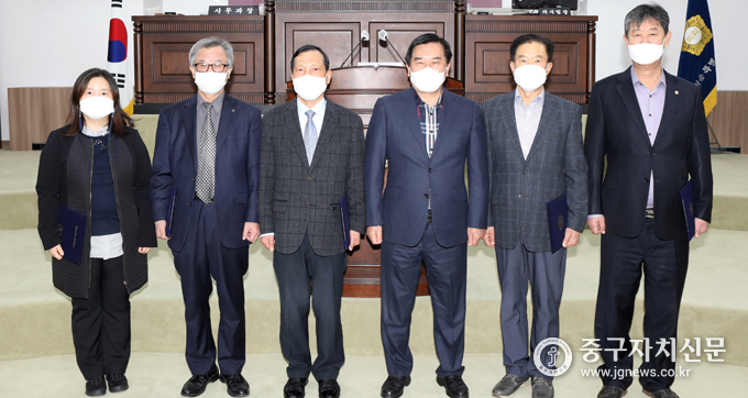 조영훈 의장이 결산검사 위원들과 기념촬영을 하고 있다.(사진은 좌로부터 상미정, 최원익 , 채성만 위원, 조영훈 의장, 정기암, 고문식 위원)