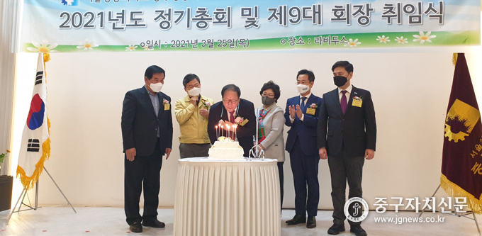 제9대 중구상공회장 취임식에서 김한술 회장이 서양호 구청장, 조영훈 의장 박성준 의원, 지상욱 위원장 등과 함께 촟불을 끄고 있다. 