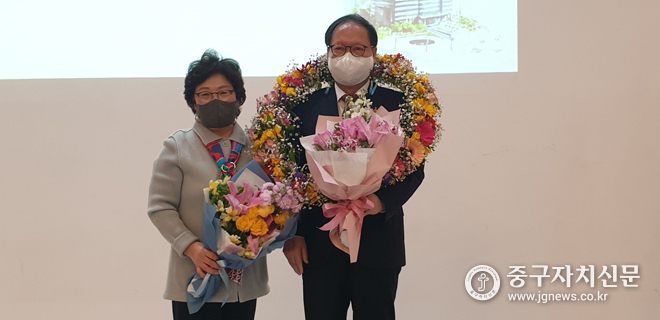 제9대 중구상공회장 취임식에서 김한술 회장이 부인인 송태옥 여사와 함께 기념촬영을 하고 있다. 