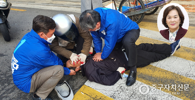 박순규 시의원과 윤판오 의원이 심폐소생술을 하고 있다.(우측 원안사진은 김행선 부의장)