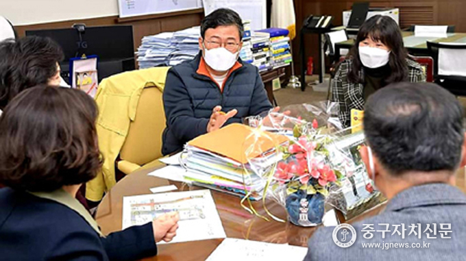 서양호 구청장이 어린이집 학부모들에게 100% 영유아 무상보육에 대해 설명하고 있다.