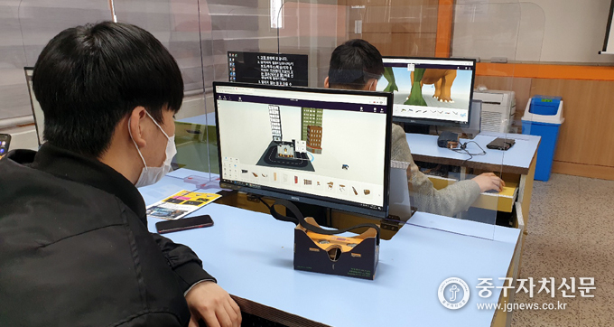 대경상고 학생들을 대상으로 코딩교실을 운영하고 있다.