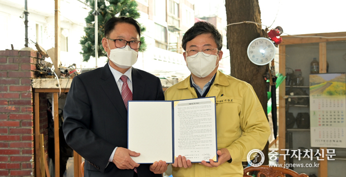 서양호 구청장(우)과 정춘모 이사장(좌)이 마을기업협약식을 체결하고 있다.
