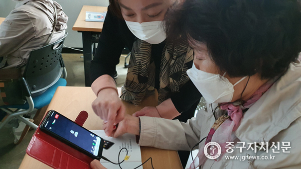 지난 13일 ZOOM 활용 교육을 받고 있는 약수동 주민들 모습.
