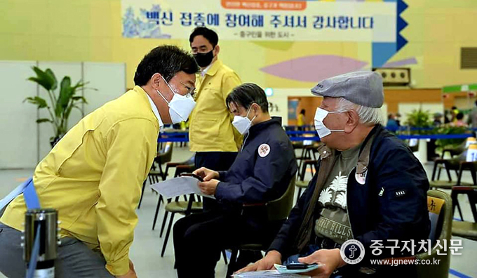 서양호 구청장이 백신을 맞기 위해 방문한 75세 이상 어르신들을 격려하고 있다.