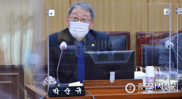 박순규 시의원이 의정활동하고 있는 모습.