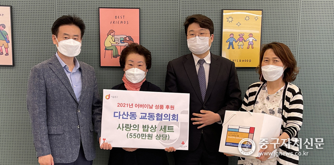 다산동 교통협의회에서 성품을 전달하고 있다.(사진은 좌측부터 박이만 동장, 다산동 어르신, 장성준 목사, 이혜숙 복지팀장)