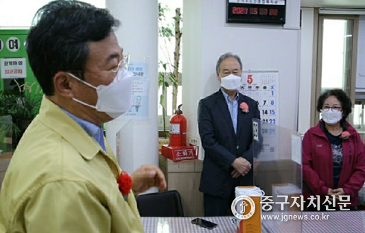 서양호 구청장이 수상자들에게 카네이션을 달아준 뒤 환담을 나누고있다.