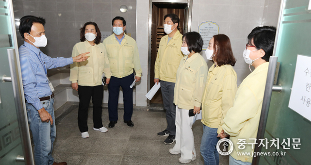 중구의회 의원들이 사근동복합청사 내 구립목욕탕을 찾아 운영실태를 확인하고 있다.(사진은 좌측 두 번째부터 김행선 부의장, 박영한 위원장, 길기영 위원장, 이화묵 이혜영 의원) 