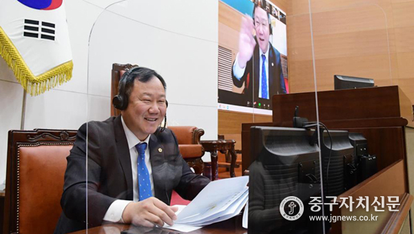 김인호 서울시의회 의장이 비대면 회의에서 인사말을 하고 있다.