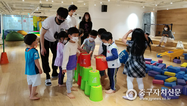 중구교육지원센터 이로움에서 유아체육 프로그램을 운영하고 있는 모습.