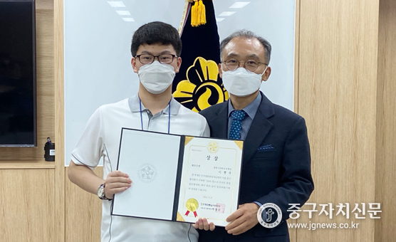 장충고 김보년 교장이 이형우 학생에게 최우수상을 시상하고 있다.