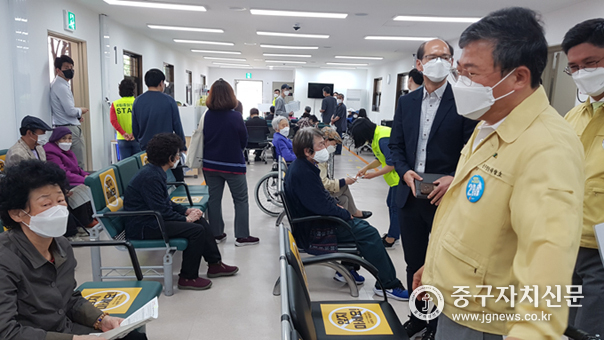  서양호 구청장이 국립중앙의료원 예방접종센터를 방문해 어르신께 안부를 묻고 있다.