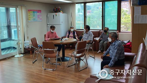  6월 1일 온종일 개방한 다산경로당에 모인 어르신들 모습.