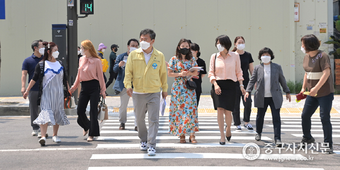 지난 2일 신당누리센터 앞에 신설된 횡단보도를 주민과 함께 걸어보는 서양호 구청장.