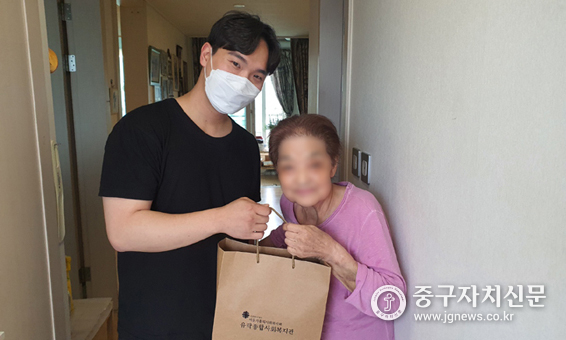 감염취약 어르신·주민들들에게 후원물품을 전달하고 있다. 