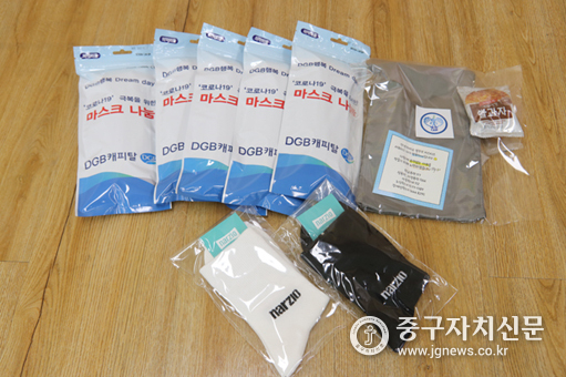 감염취약 어르신들에 전달된 마스크·위생키트·양말 등.
