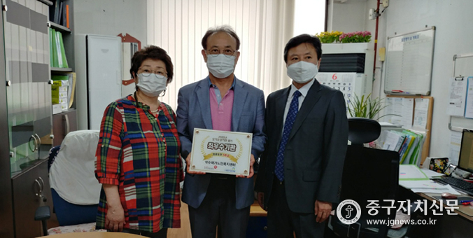 이경선 지사장이 약수재가노인복지센터에 장기요양 최우수기관 현판을 전달하고 있다.