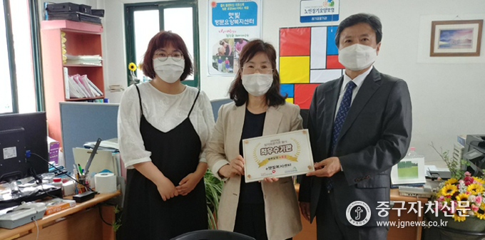이경선 지사장이 e햇빛재가복지센터에 장기요양 최우수기관 현판을 전달하고 있다.
