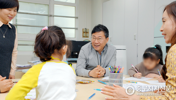 돌봄·보육= 서양호 구청장이 흥인초 돌봄교실 프로그램 참여하고 있다.