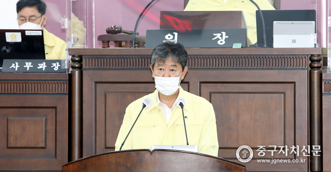 고문식 의원이 중구의회 제1차 본회의에서 결산검사 결과를 보고하고 있다.