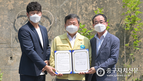  서울로사잇길 상생협약식을 갖고 있다.(사진은 죄로부터 김솔빈 , 서양호 구청장, 양용택 도시재생실장 대행)