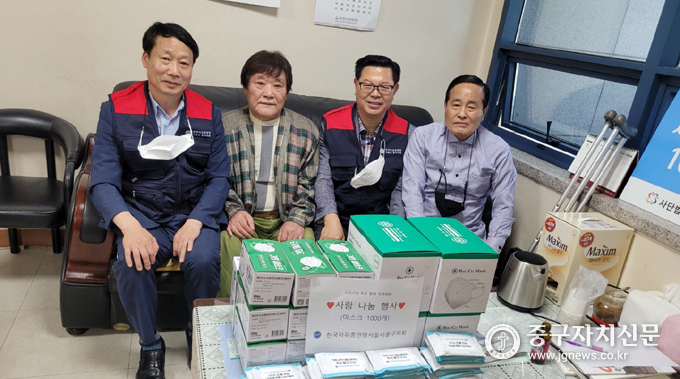 문기식 회장이 송재천 국장과 함께 중구장애인단체를 찾아 김종헌 지회장등과 기념촬영을 하고 있다.