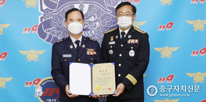 이정희(우) 중부소방서장이 최오규(좌) 대장에게 표창장을 전수한 뒤 기념촬영을 하고있다.