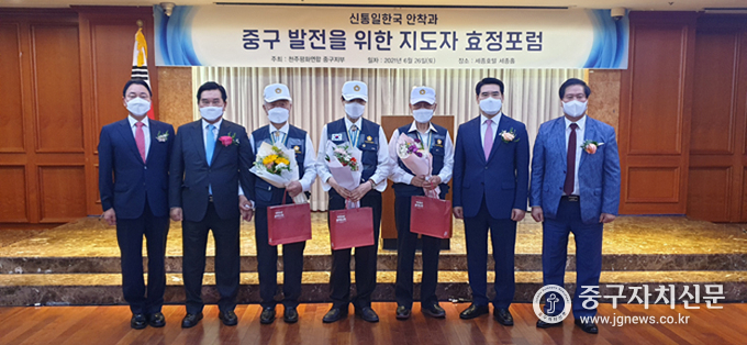  6·25참전용사들에게 꽃다발과 선물을 증정한 뒤 기념촬영을 하고 있다.