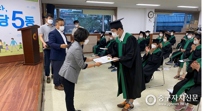 지난달 22일 신당5동 도시재생대학 제1기생들이 수료식을 갖고 있다.