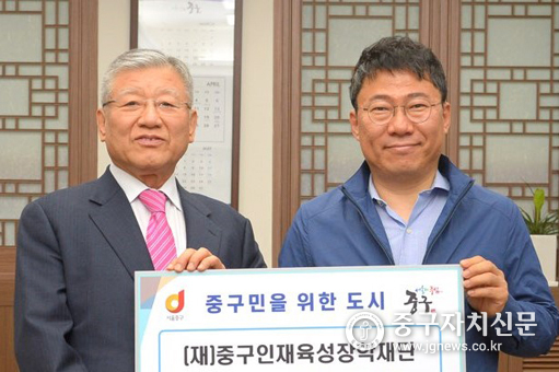 탁승호 인재육성장학재단 이사장(우측)이 서양호 구청장에게 장학금을 전달하고 있다. 