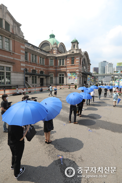  서울역 임시선별검사소에서는 코로나19 검사를 위해 대기하는 시민들에게 파란색 양산을 대여해 색다른 광경이 연출됐다.