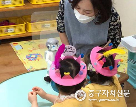 보육현장에 시범도입된 로봇이 어린이들의 흥미를 유발하고 있다.