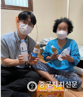 취약계층에 냉음료를 지원하고 있는 모습..