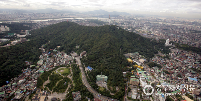 진양상가에서 바라본 남산 일대 전경.