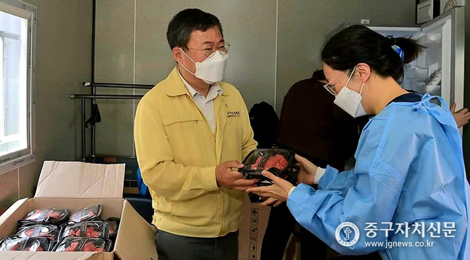 중복날 서양호 구청장이 의료진과 현장지원 직원들에게 수박을 나눠주면서 위로하고 있다.