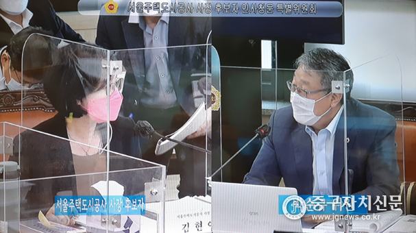 박순규 시의원이 SH공사 사장 인사청문회에서 김현아 후보에게 질의를 하고 있다.