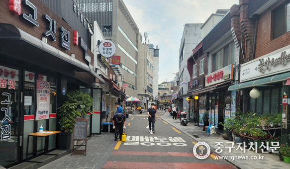 코로나19로 인해 한산한 장충동 골목 상점가 풍경.