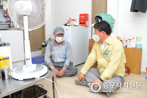 사양호 구청장이 폭염취약계층에 냉방용품을 지원한 뒤 어르신을 위로하고 있다.