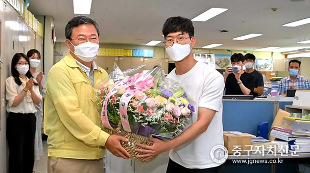 서양호 구청장이 건축과를 찾아 직원들에게 꽃다발을 전달하고 있다.