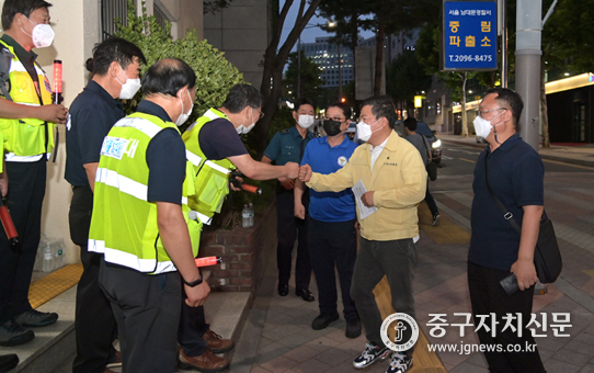 서양호 구청장이 자율방범대원들과 함께 야간방역점검에 동행하고 있다. 