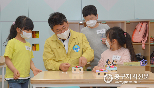 흥인초 돌봄교실에서 아이들과 함께 시간을 보내고 있는 서양호 중구청장
