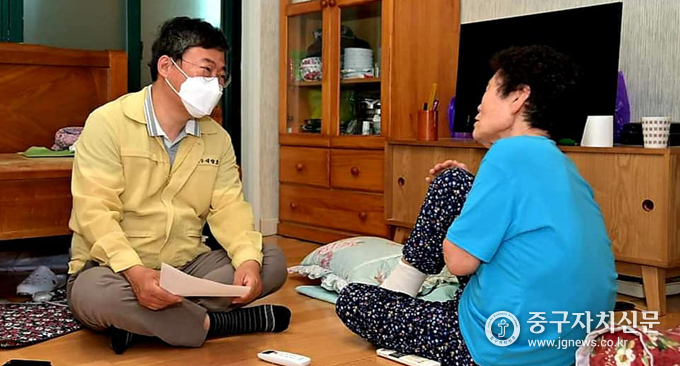 서양호 구청장이 교통비 지원을 받는 신당동의 장애 어르신댁을 방문해 대화를 나누고 있다.