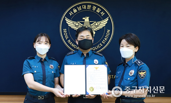 주진우 남대문경찰서장(중)이 서울중앙우체국과 비대변 업무협약을 체결한 후 전경숙 생활안전계장(우), 이예림 CPO(좌)등과 기념촬영을 하고 있다.
