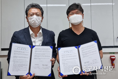 박진수 자활센터장과 변재진 일과복지 이사장과 업무 협약식을 체결하고 있다.