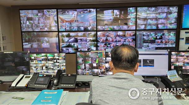 통합관제센터에서 24시간 CCTV 모니터링하고 있다.